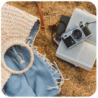 Badetasche und Buch. Link zu unserem Onlineschaufenster Bücher für die Badetasche.
